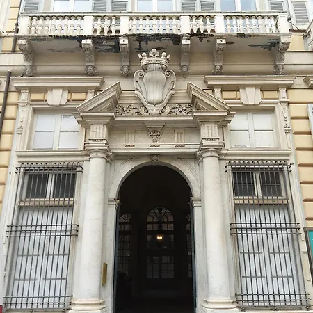 Regis Apartment *
